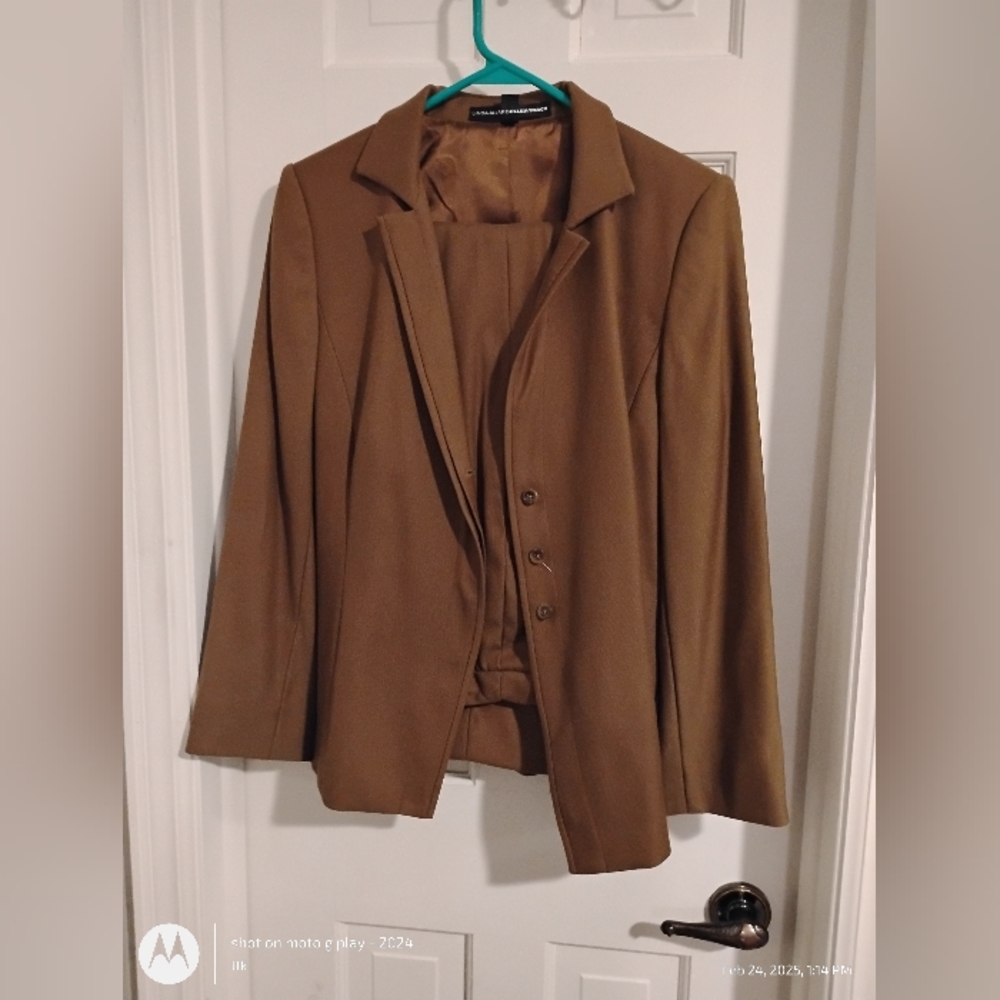 Ellen Tracy, Linda Allard business suit
